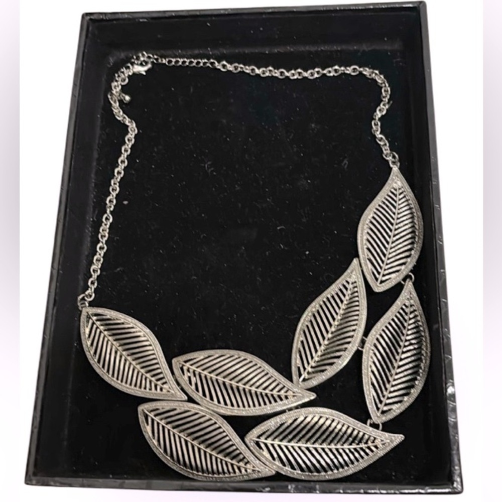 Vintage silver  metal sparkles bold leafs statement necklace